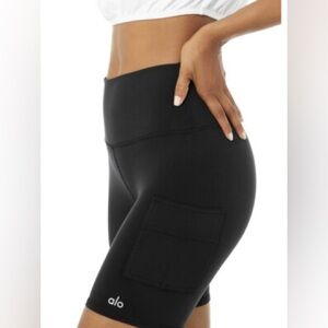 Alo Yoga Women’s High Waist Cargo Biker Shorts Black 7” Inseam